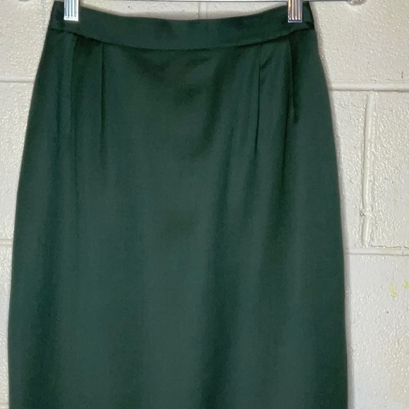 A lightly worn Harve’ Bernard women’s two piece suit . Very well made in a Sz.6. - Picture 10 of 16